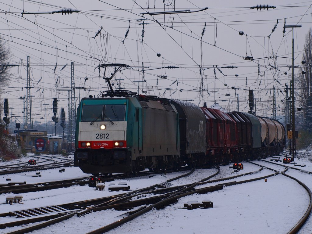 Cobra 186 204 zieht einen bunt gemischten Gterzug am 30.11.2010 aus Aachen West Richtung Kln. Fr den grenzberschreitenden Verkehr zwischen Deutschland und Belgien grndeten die Railion und die NMBS 2008 das Unternehmen COBRA (Corridor Operation B-Cargo Railion) mit dem Ziel, den Gterverkehr zwischen den belgischen Seehfen und Gremberg zu bernehmen. Der Sttzpunkt des Unternehmens ist der Bahnhof Aachen-West.