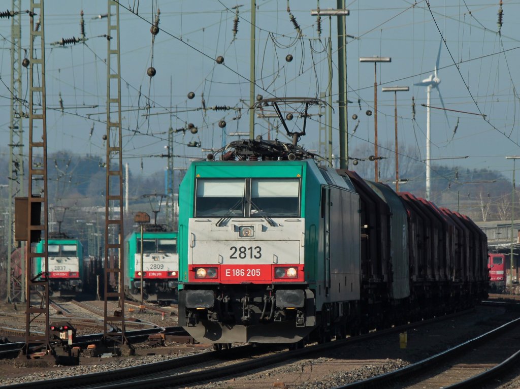 Cobra 186 205 (2813) wartet am 28.01.2012 in Aachen West auf Abfahrt Richtung Belgien.