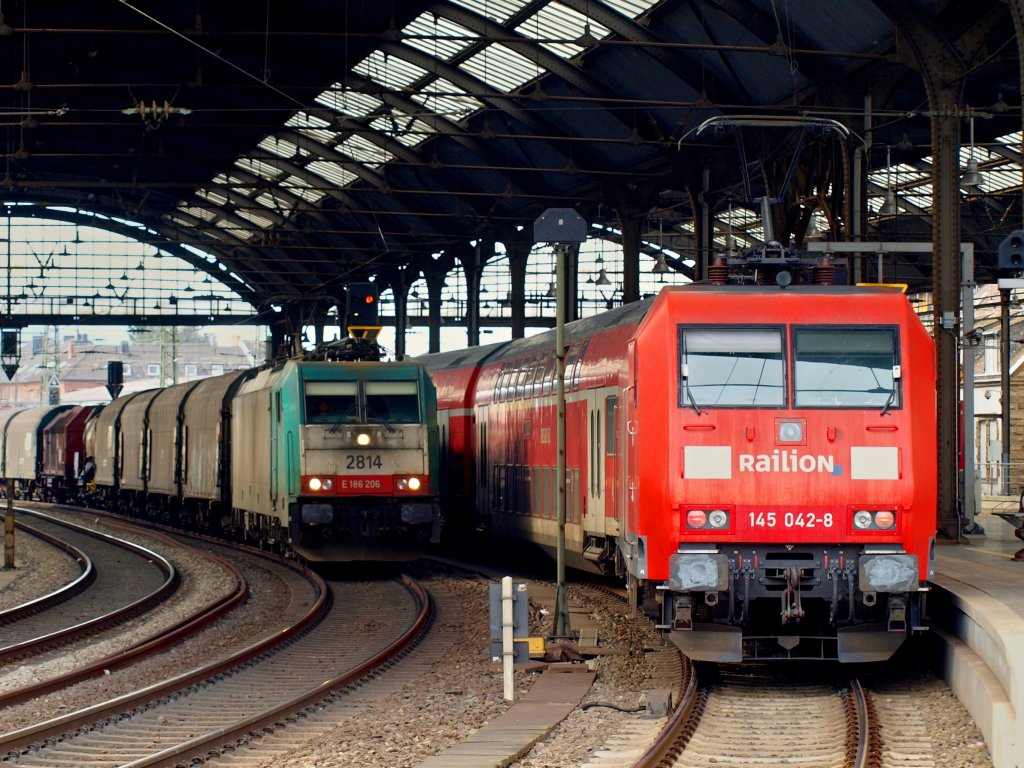 Cobra 186 206 (2814) zieht am 12.03.2011 einen gemischten Gterzug ber Gleis 4 durch den Aachener Hbf. Auf Gleis 3 wartet 145 042-8 auf Abfahrt um den RE4 nach Dortmund zu schieben.