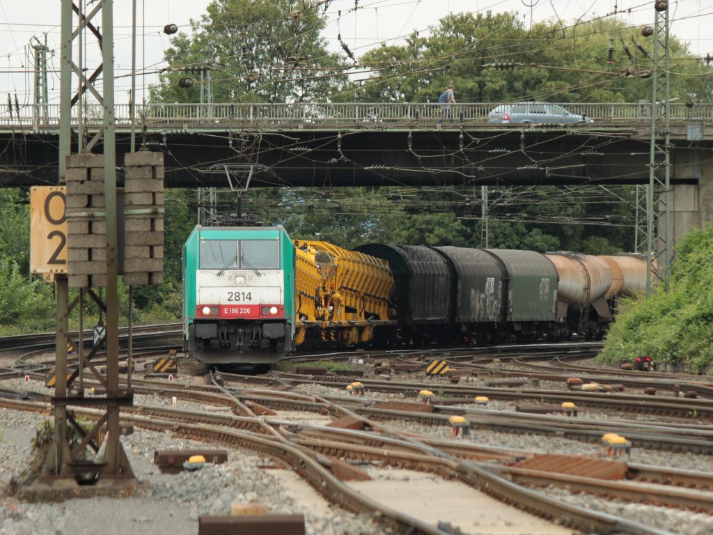Cobra 186 206 (2814) zieht am 22.07.2011 von Gremberg kommend einen gemischten Gterzug, in dem auch zwei brandneue MFS-100 Materialfrdereinheiten mitlaufen, unter der Brcke Turmstrasse nach Aachen West. Hier wird dann Kopf gemacht und es geht ber die Montzenroute weiter nach Antwerpen.