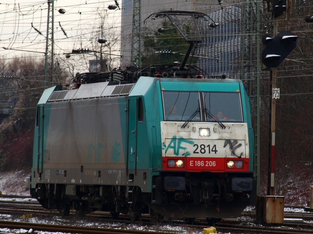 Cobra 186 206 rangiert mit Grafitti Schmierereien verunstaltet am 27.01.2010 in Aachen West.