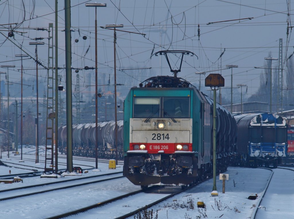 Cobra 186 206 wartet am 02.12.2010 mit einem leeren Kesselzug in Aachen West um ber die Montzenroute nach Belgien zu fahren.