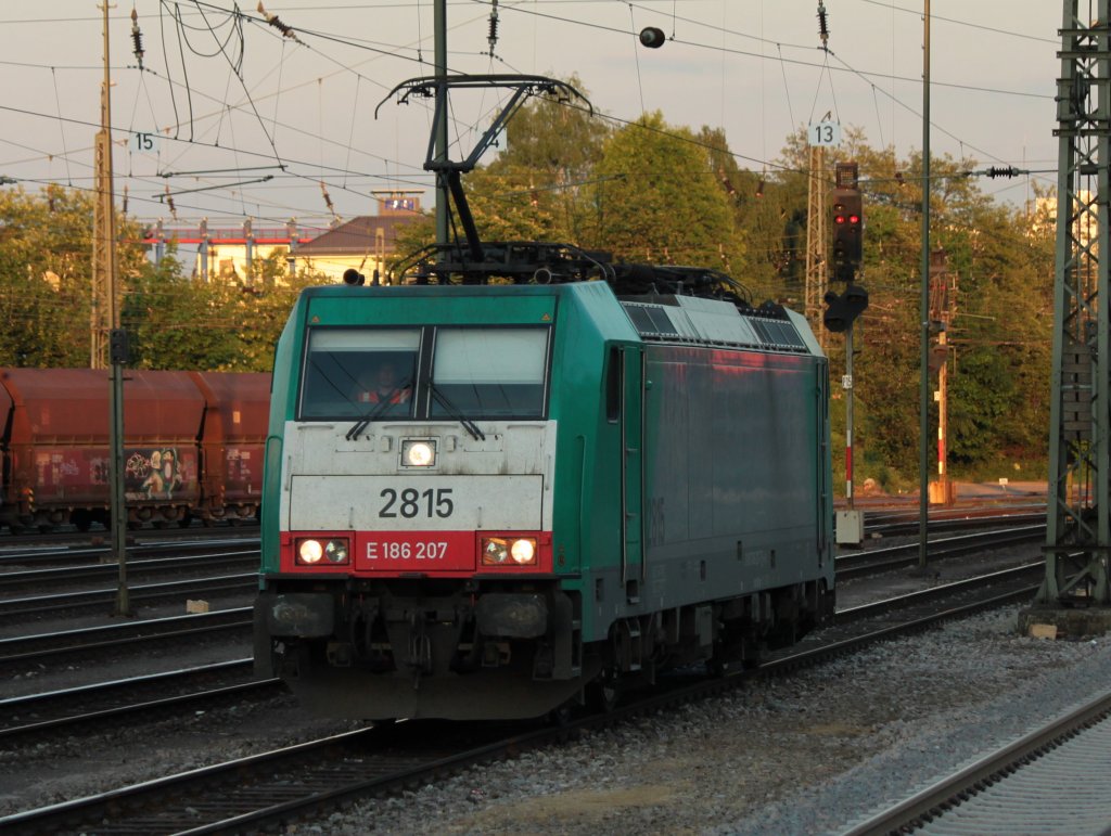 Cobra 186 207 (2815) rangiert am 03.05.2011 in Aachen West.