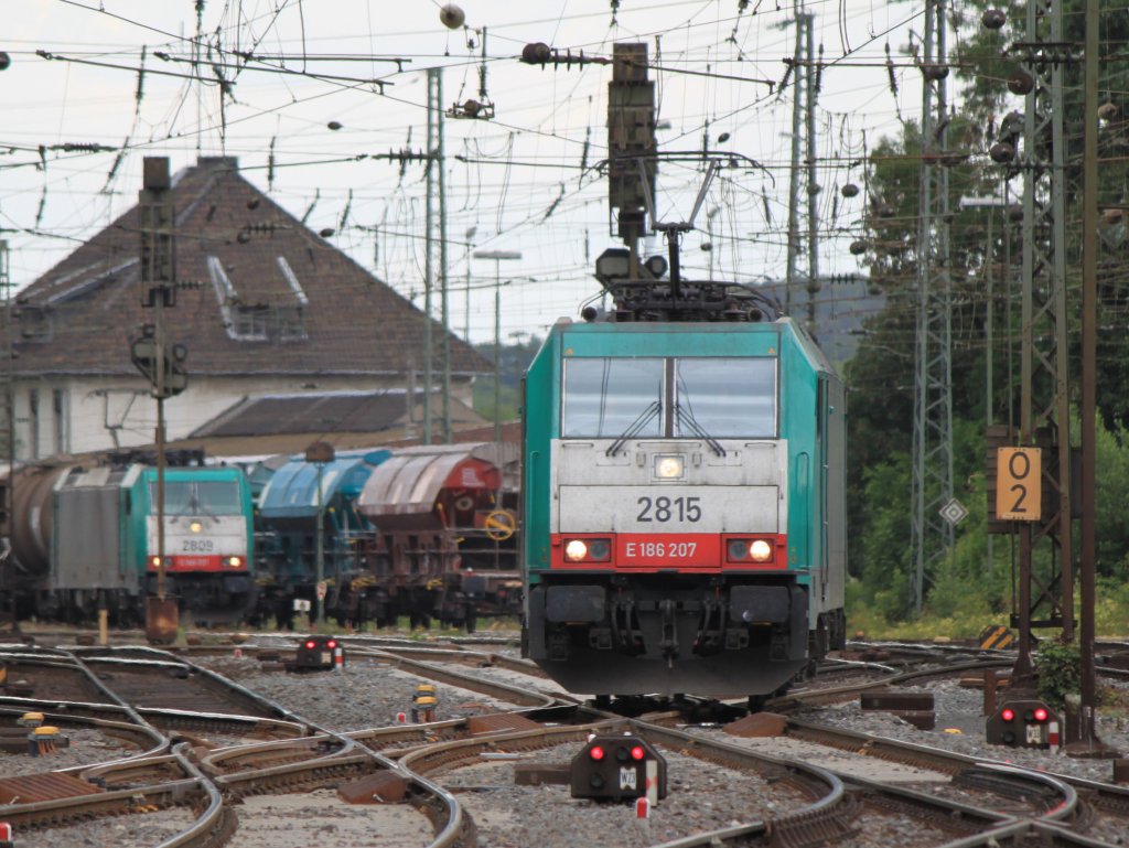 Cobra 186 207 (2815) rangiert am 09.06.2011 in Aachen West.