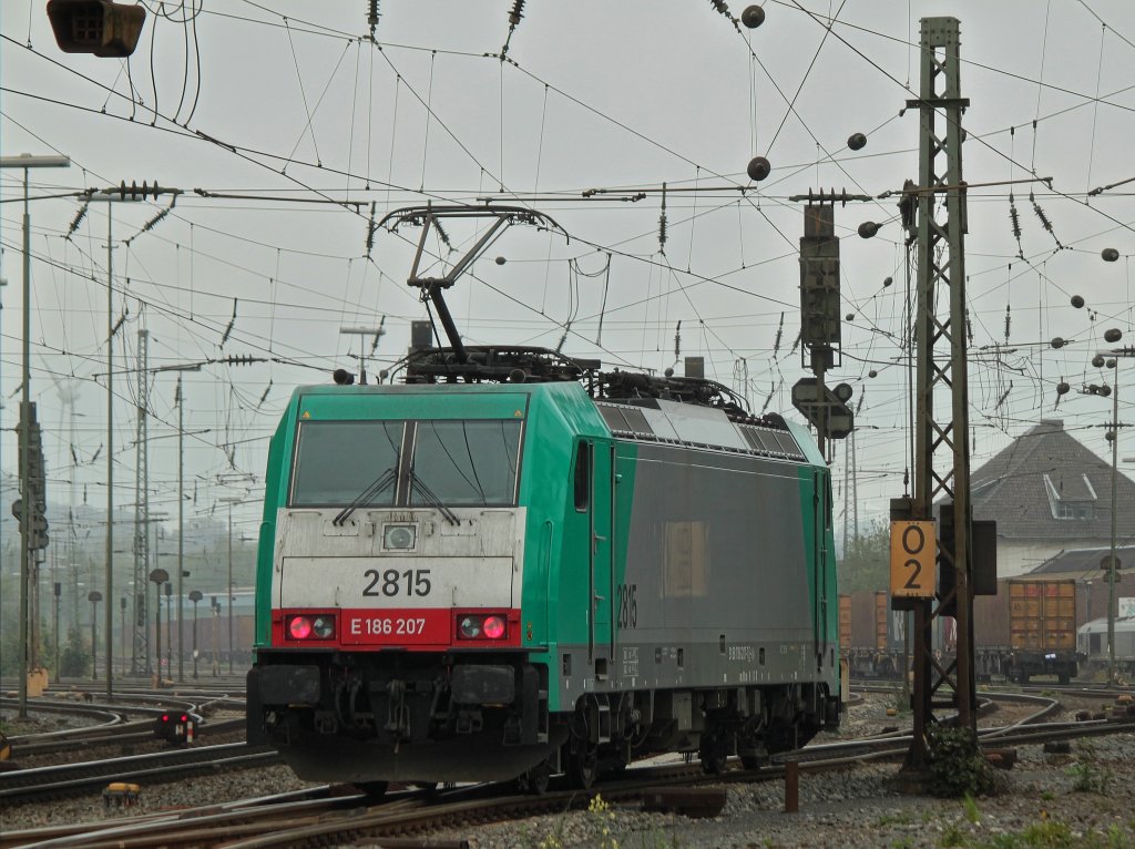 Cobra 186 207 (2815) rangiert am 09.09.2011 in Aachen West. 