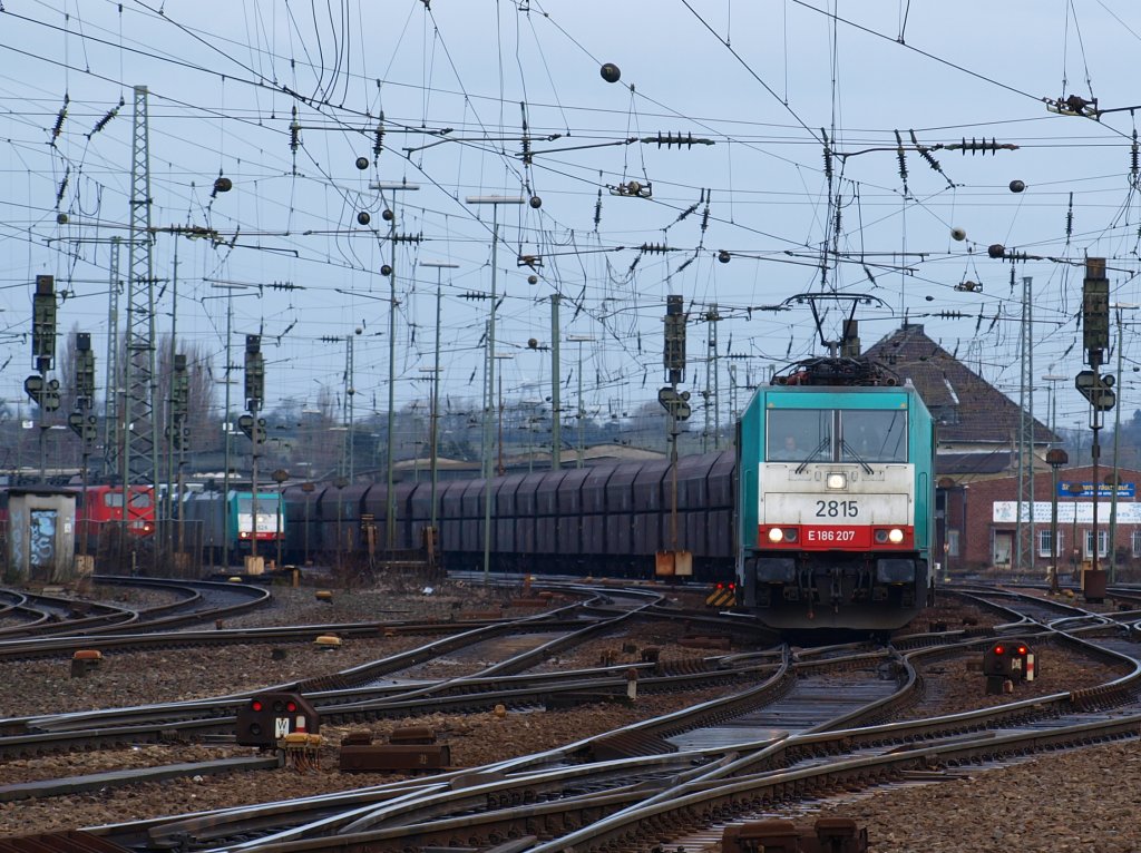 Cobra 186 207 (2815) zieht am 11.01.2011 einen langen leeren Kohlenzug aus Aachen West auf die Rampe der Montzenroute nach Belgien.