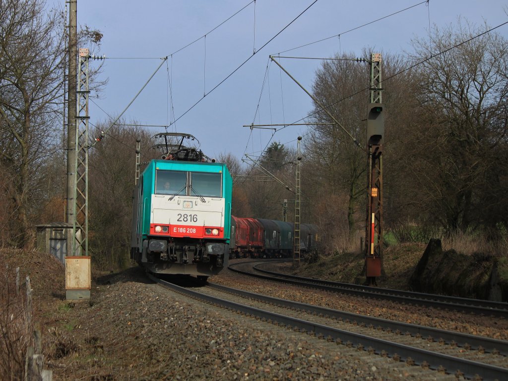 Cobra 186 208 (2816) und 186 214 (2822) schleppen am 22.03.2013 einen Coil-Zug auf der Rampe der Montzenroute von Aachen West nach Belgien hoch. Rechts im Bild sieht man einige  Drachenzhne . Sie gehren zu Resten des Westwall, der ende der 30er Jahre des letzten Jahrhunderts von Kleve an der Niederlndischen Grenze auf eine Lge von ber 630km bis Grenzach-Wyhlen im Landkreis Lrrach an die Schweizer Grenze gebaut wurde.