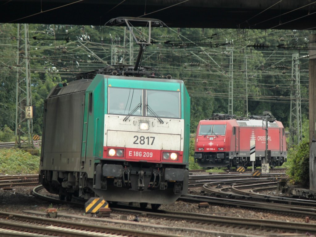 Cobra 186 209 (2817) rangiert am 24.07.2011 in Aachen West. Im Hintergrund die abgestellte 185 596-4 von Crossrail, die sich mit neuer Lackierung prsentiert. 