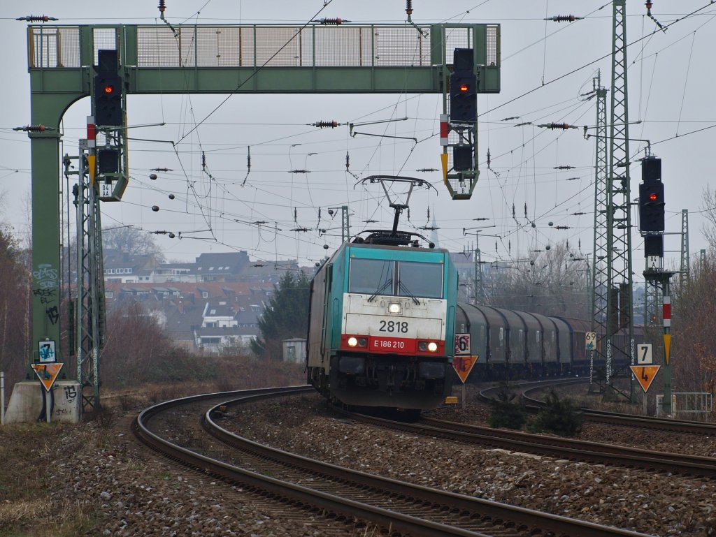 Cobra 186 210 (2810) fhrt am 18.02.2011 mit einem gemischten Gterzug von Aachen West kommend unter der Signalbrcke hinter dem Burtscheider Viadukt nach Gremberg.
