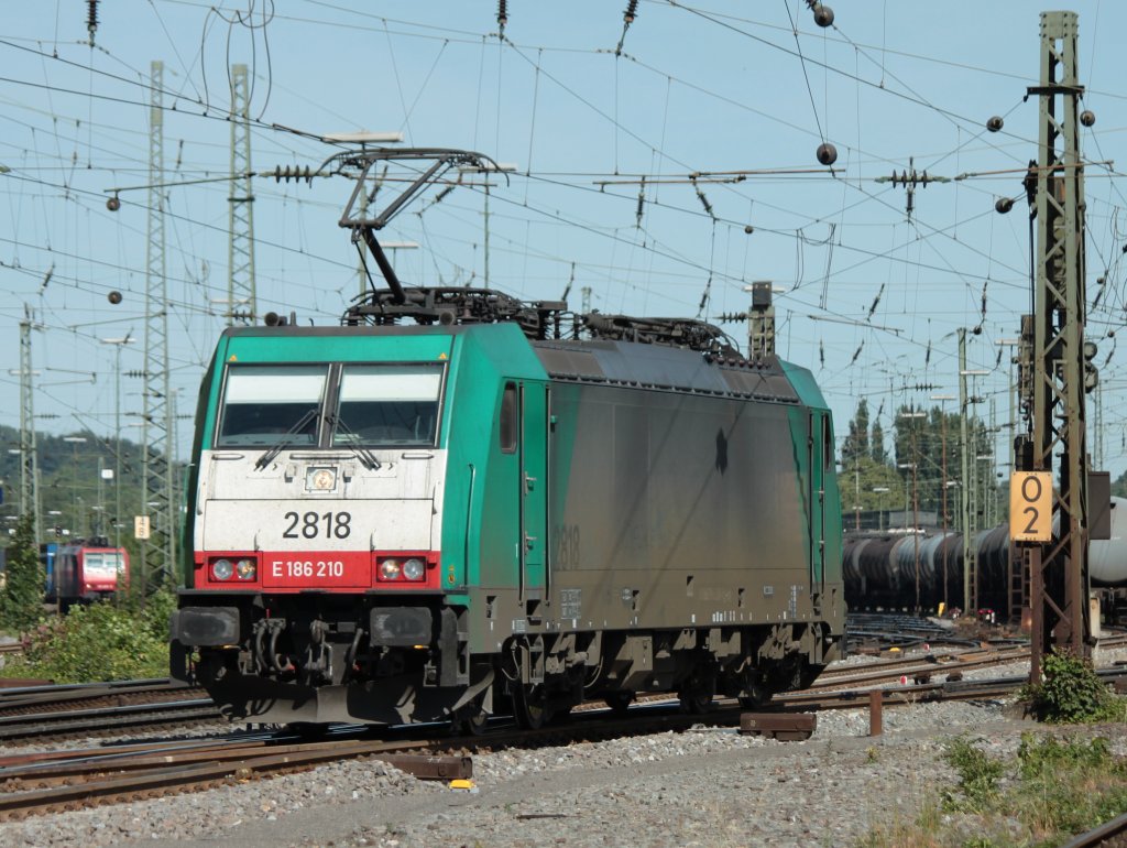 Cobra 186 210 (2818) rangiert am 02.06.2011 in Aachen West.