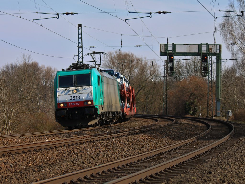 Cobra 186 210 (2818) zieht am 27.03.2013 auf der KBS 480 aus Gremberg kommend einen gemischten Gterzug durch den letzten Bogen vor dem Aachene Hbf nach Aachen West. Dort macht die Lok Kopf und fhrt ber die Montzenrampe weiter nach Belgien. 