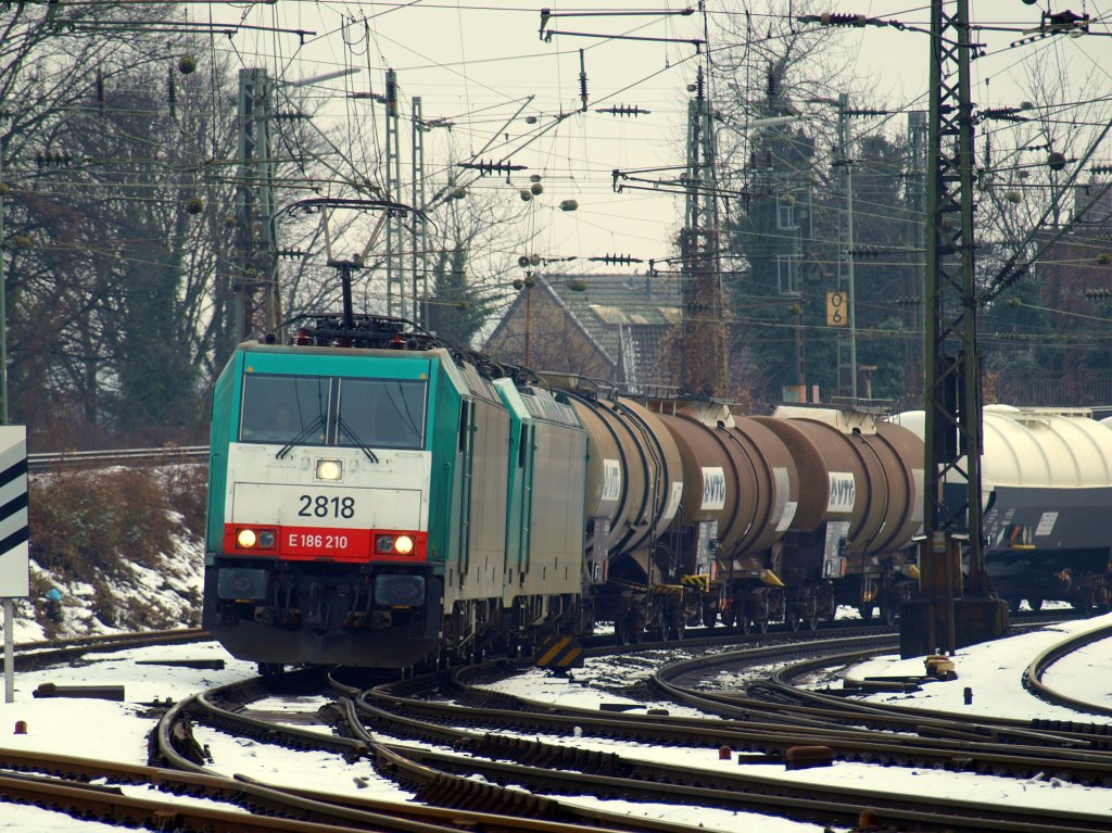 Cobra 186 210 zieht 186 229 und einen Kesselzug von Gremberg kommend in den Aachener Westbahnhof. Gesehen am 03.02.2010.