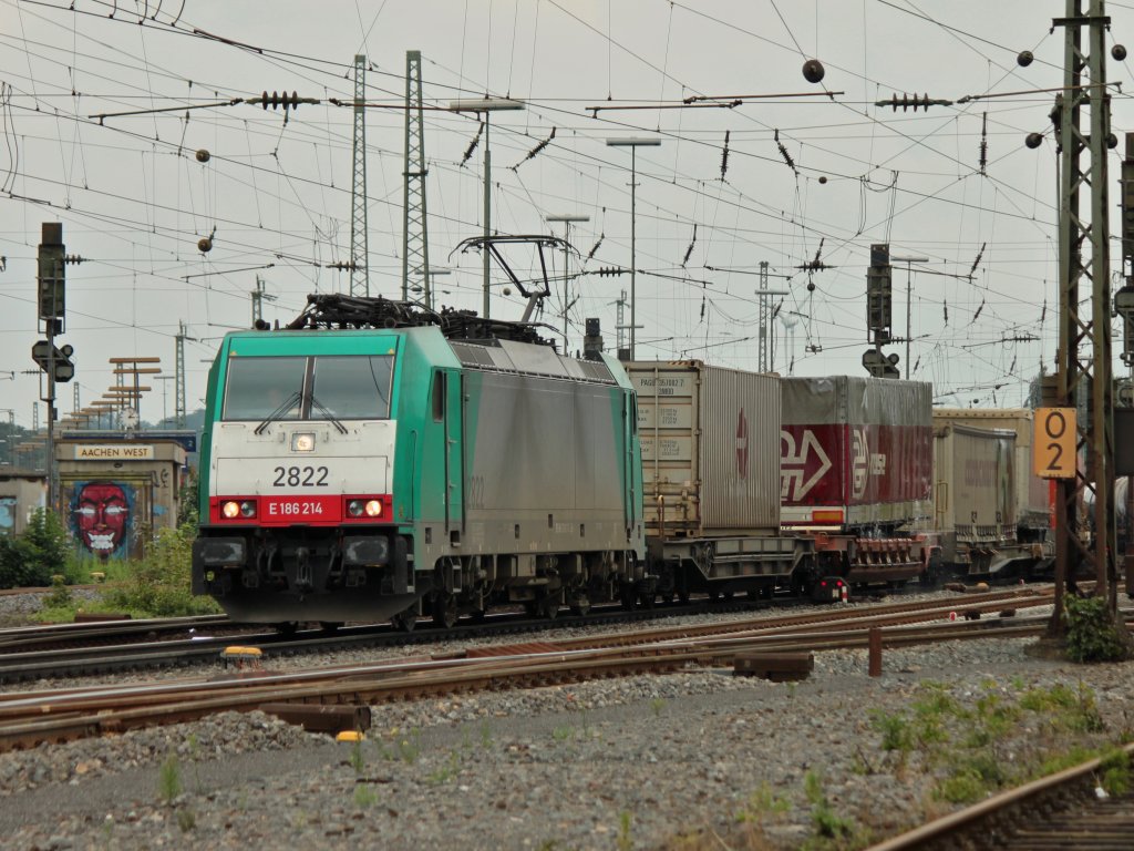 Cobra 186 2114 (2822) zieht einen KLV-Zug am 24.07.2011 aus Aachen West auf der Montzenroute nach Belgien.