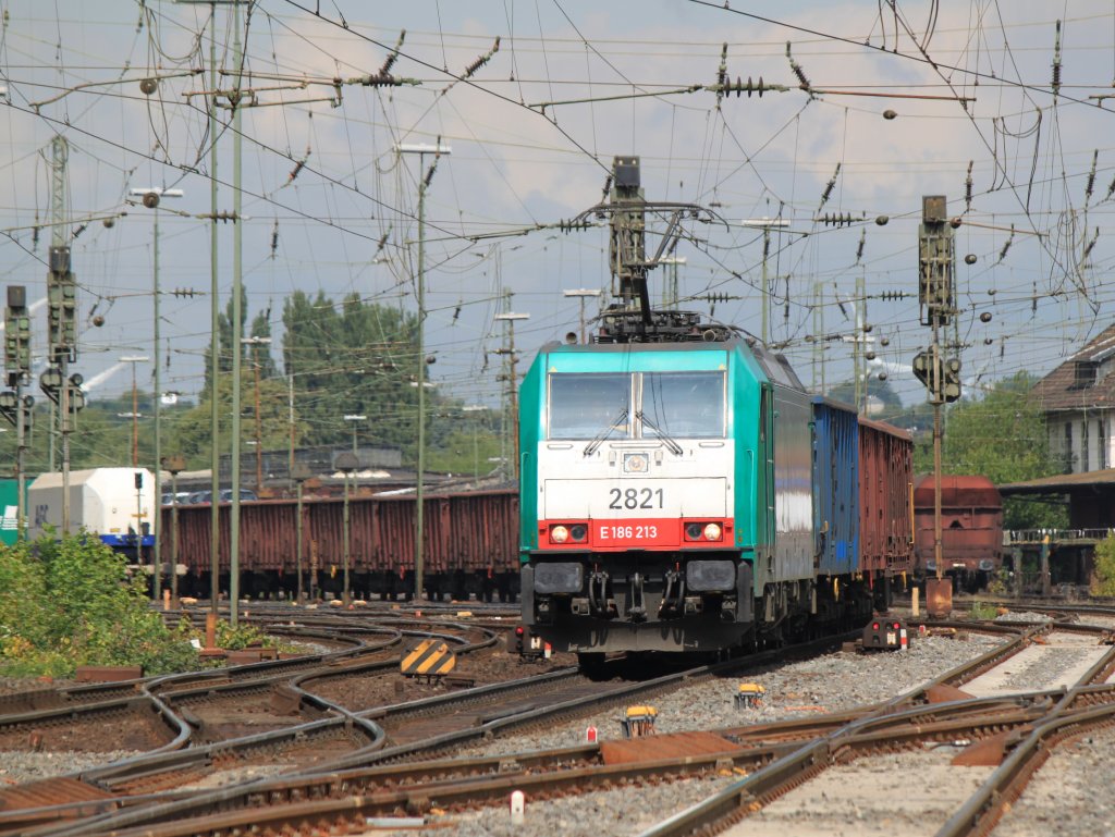 Cobra 186 213 (2821) am 02.07.2011 mit einem Kohlenzug bei der Ausfahrt in Aachen West.