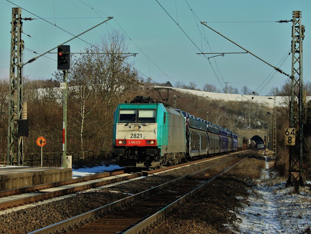 Cobra 186 213 (2821) am 11.02.2012 mit einem gemischten Gterzug am Haken auf der KBS 480 bei Eilendorf auf dem Weg von Gremberg nach Aachen West.