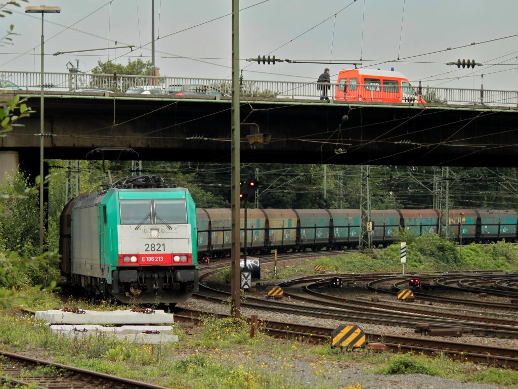 Cobra 186 213 (2821) rollt am 30.08.2011 mit einem langen Kohlenzug von Belgien kommend auf den letzten Metern der Montzenrampe nach Aachen West.