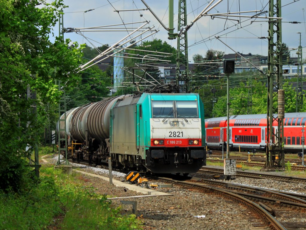Cobra 186 213 (2821) zieht am 16.05.2012 auf dem Weg Richtung Kln einen Kesselzug von Aachen West kommend durch das Gleisvorfeld vom Aachener Hbf.