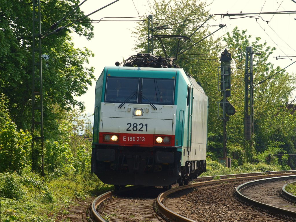Cobra 186 213 kommt als Lz am 08.05.2010 die Montzenroute von Belgien nach Aachen West runter.