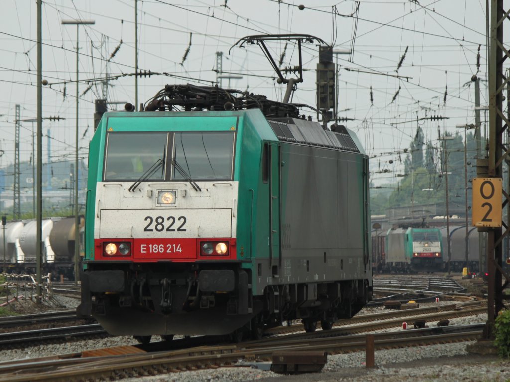Cobra 186 214 (2822) rangiert am 28.04.2011 in Aachen West. 