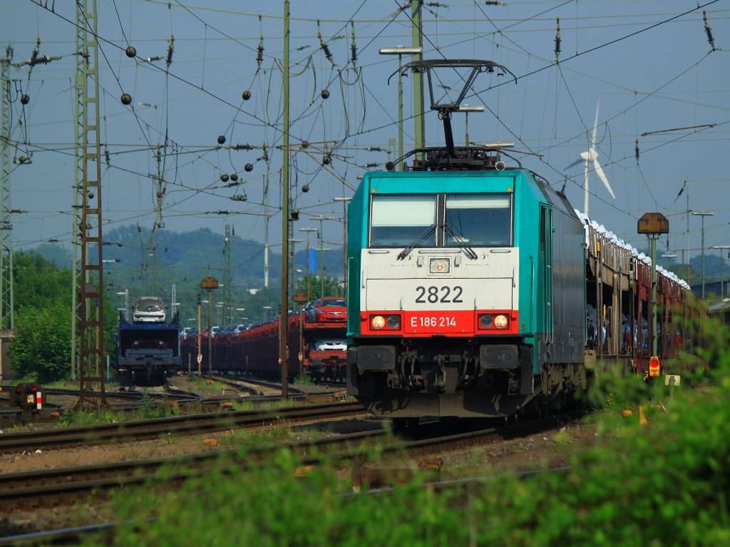 Cobra 186 214 (2822) zieht am 24.05.2012 einen Autozug aus Aachen West nach Belgien.