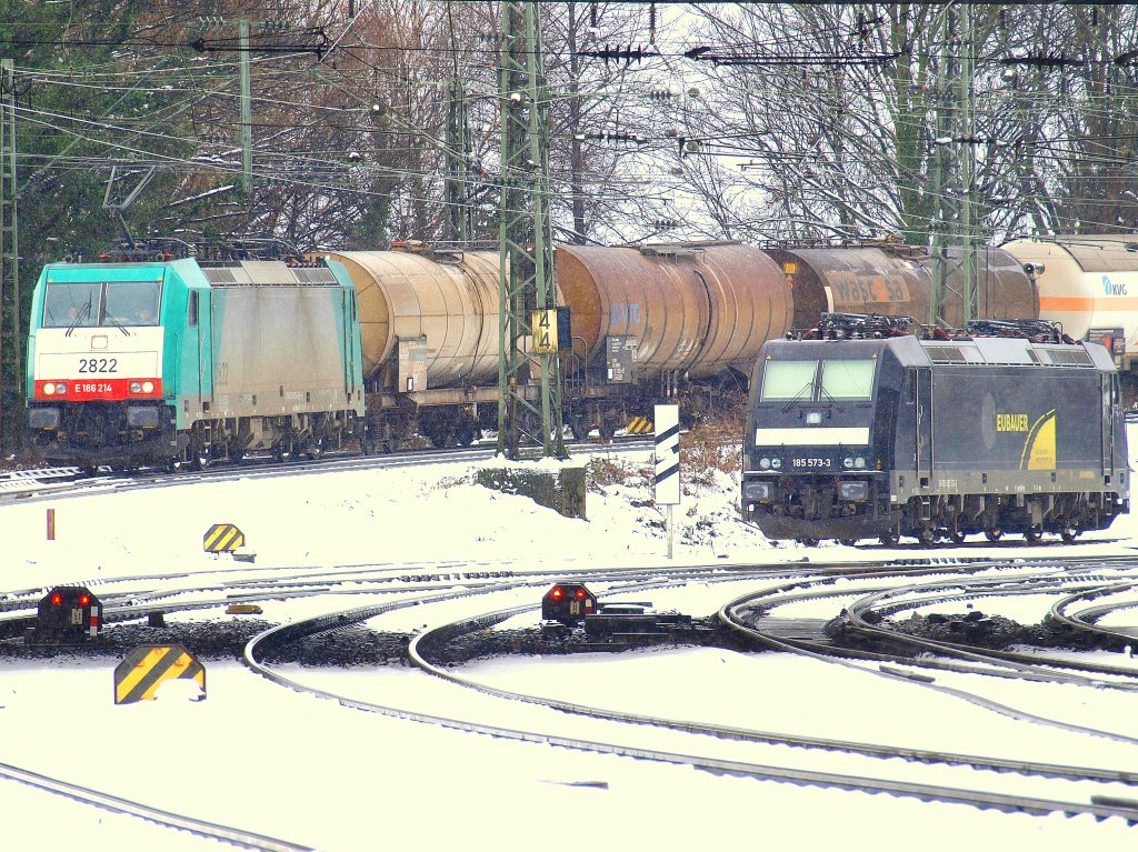 Cobra 186 214 rollt am 02.02.2010 die letzten Meter der Montzenroute von Belgien kommend mit einem Kesselzug in den Aachener Westbahnhof. Rechts im Bild steht 185  573-3 vom Railservice Alexander Neubauer auf einem Abstellgleis. 