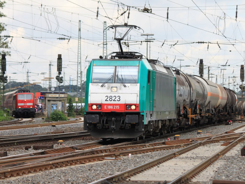 Cobra 186 215 (2823) zieht am 09.06.2011 einen schweren Kesselzug aus Aachen West nach Belgien. Am Zugende schiebt 185 176-5 um die Steigung bis zum Gemmenicher Tunnel zu schaffen.