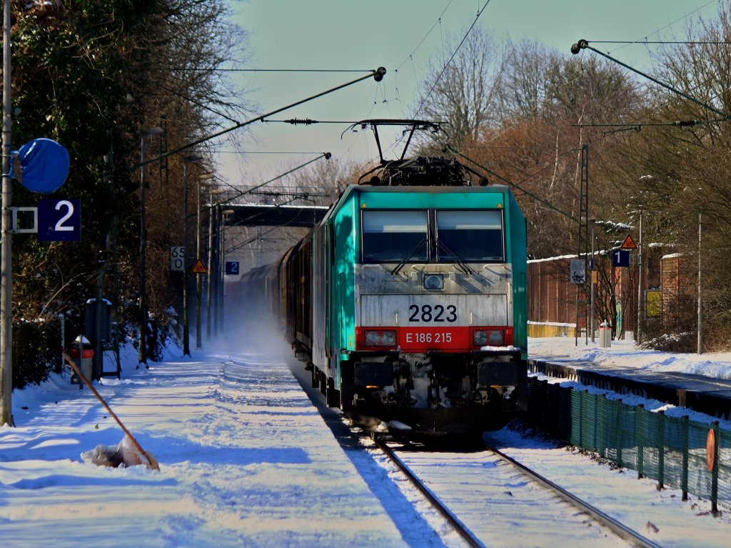 Cobra 186 215 (2823) zieht am 13.03.2013 einen gemischten Gterzug auf der KBS 480 durch den Haltepunkt Eilendorf nach Gremberg.