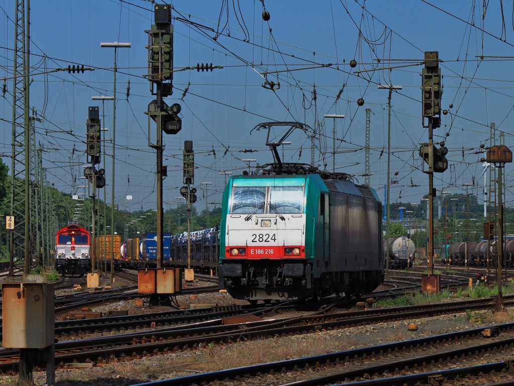 Cobra 186 218 (2826) rangiert am 25.05.2012 in Aachen West. Links im Hintergrund steht DE 6310 (Griet) von Crossrail mit einem Containerzug.