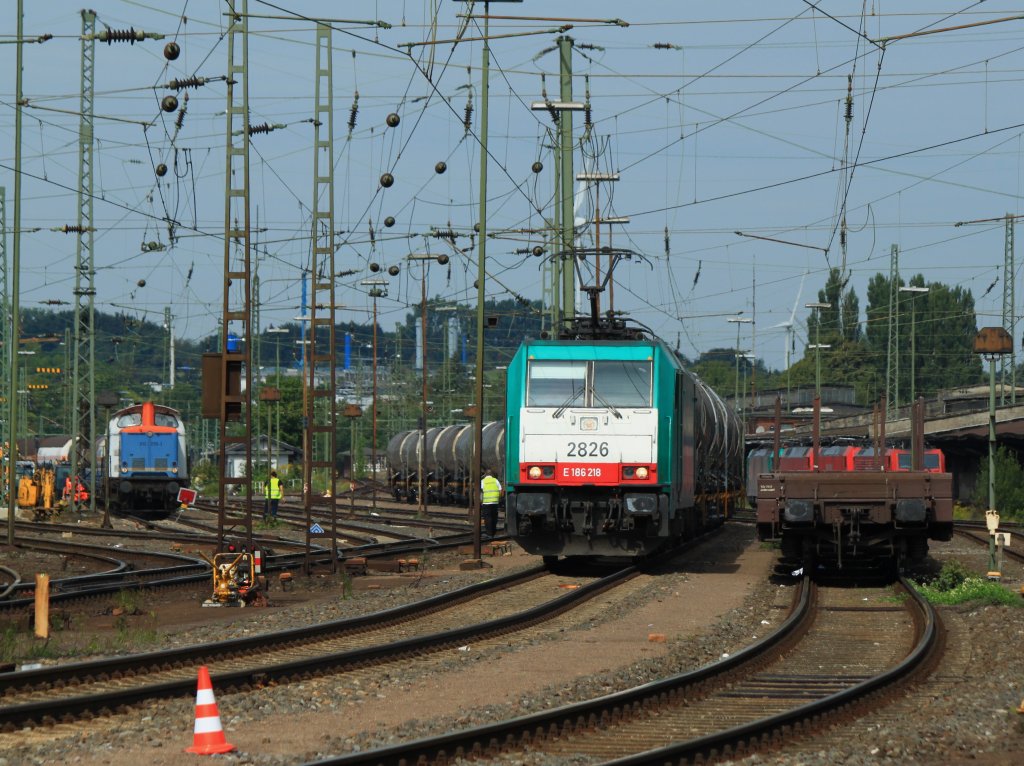 Cobra 186 218 (2826) zieht am 24.08.2012 einen Kesselzug aus Aachen West nach Belgien. Links im Bild 212 270-3 der Nordbayerischen Eisenbahn vor einem Bauzug der hier mit Aushubmaterial beladen wird.