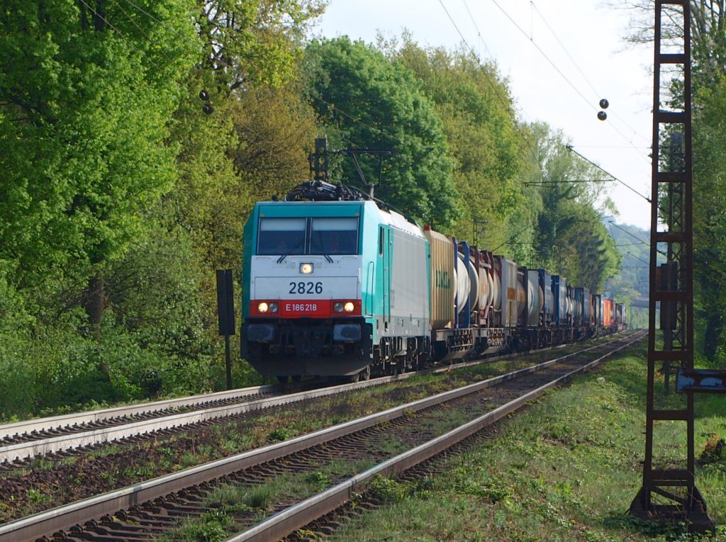 Cobra 186 218 mit einem Containerzug am Morges des 05.05.2010 auf der Rampe der Montzenroute unterwegs von Aachen West nach Belgien. 