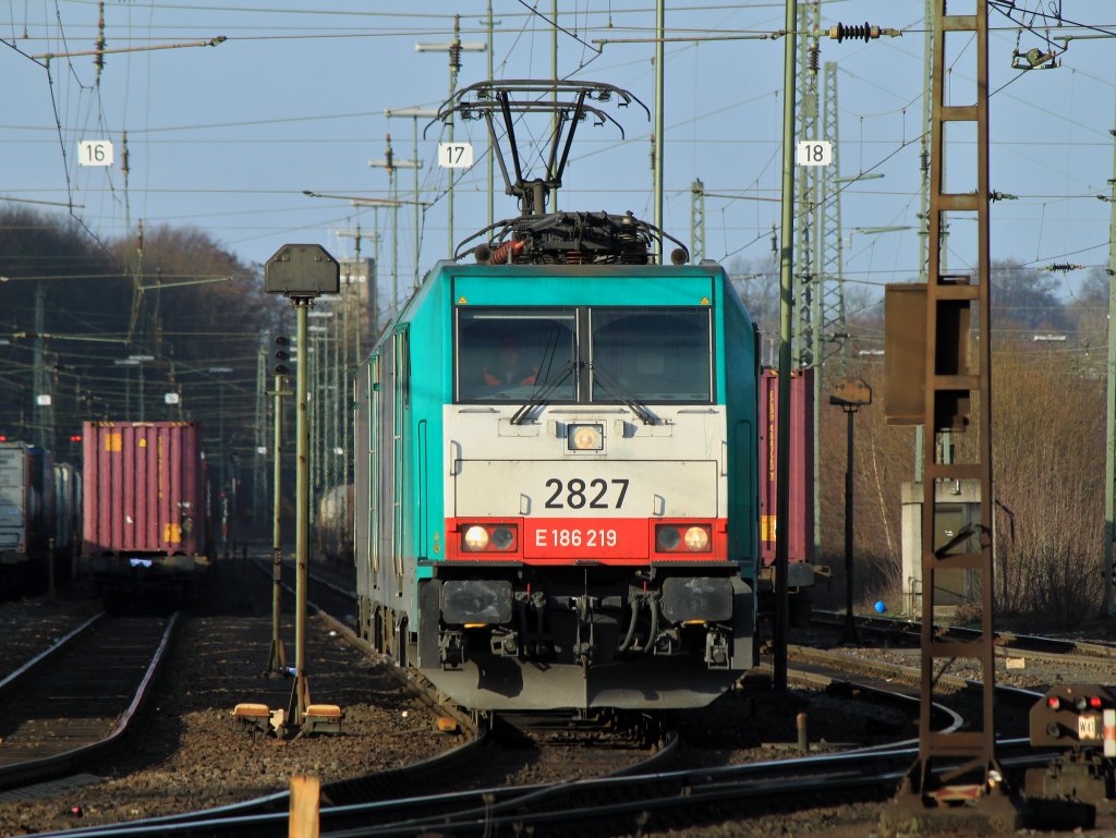 Cobra 186 219 (2827) rangiert am 29.12.2011 gemeinsam mit ihrer Schwesterlok in Aachen West.