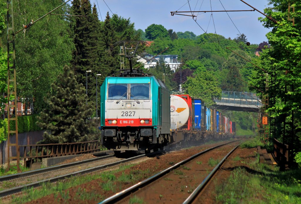 Cobra 186 219 (2827) schleppt am 13.05.2012 einen Containerzug die Rampe von Aachen West nach Belgien hoch.