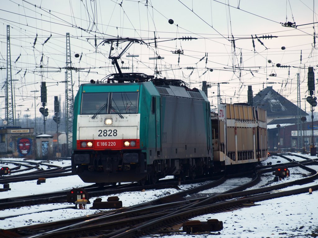 Cobra 186 220 ist am 03.02.2010 mit einem gemischten Gterzug auf dem Weg von Aachen West nach Gremberg.