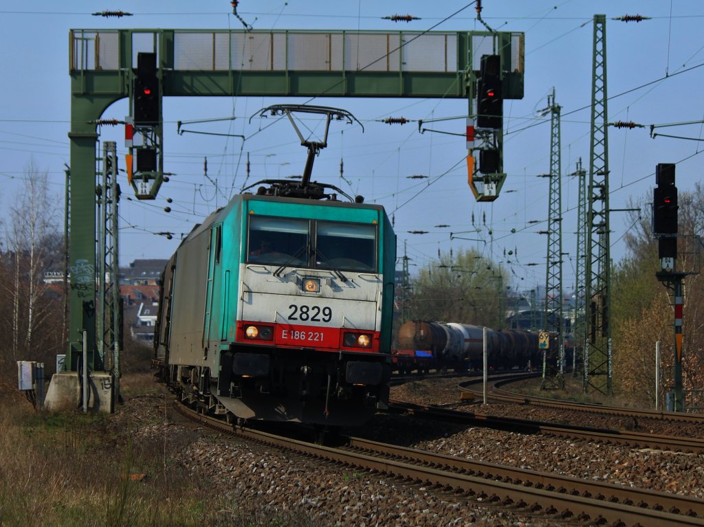 Cobra 186 221 (2829) legt sich mit einem gemischten Gterzug am Haken am 27.03.2012 auf der KBS 480 zwischen Aachen Hbf und Aachen Rothe Erde in die Kurve.