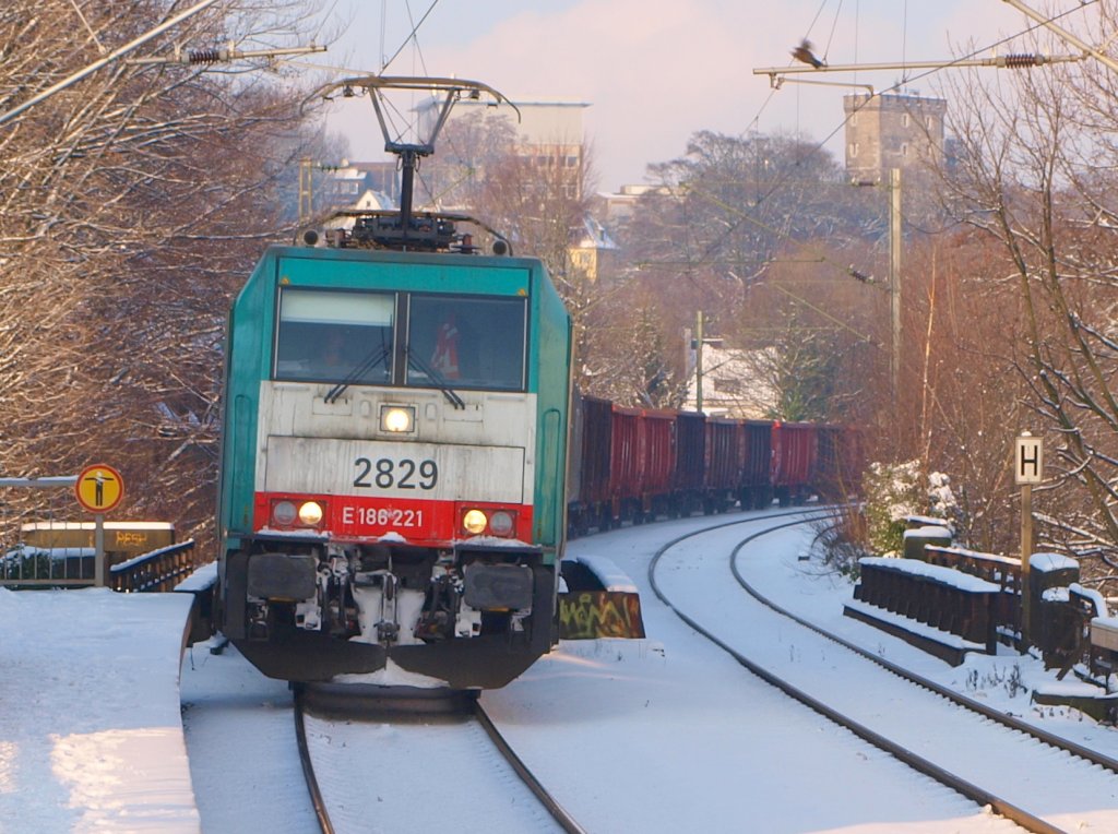 Cobra 186 221 zieht langsam einen Gterzug von Aachen West kommend in die Haltestelle Schanz. Dieser Teil der Strecke richtung Kln geht ber Brcken und Viadukte mitten durch die Stadt. Im Hintergrund kann man den Pulverturm an der Turmstrasse in Aachen erkennen.