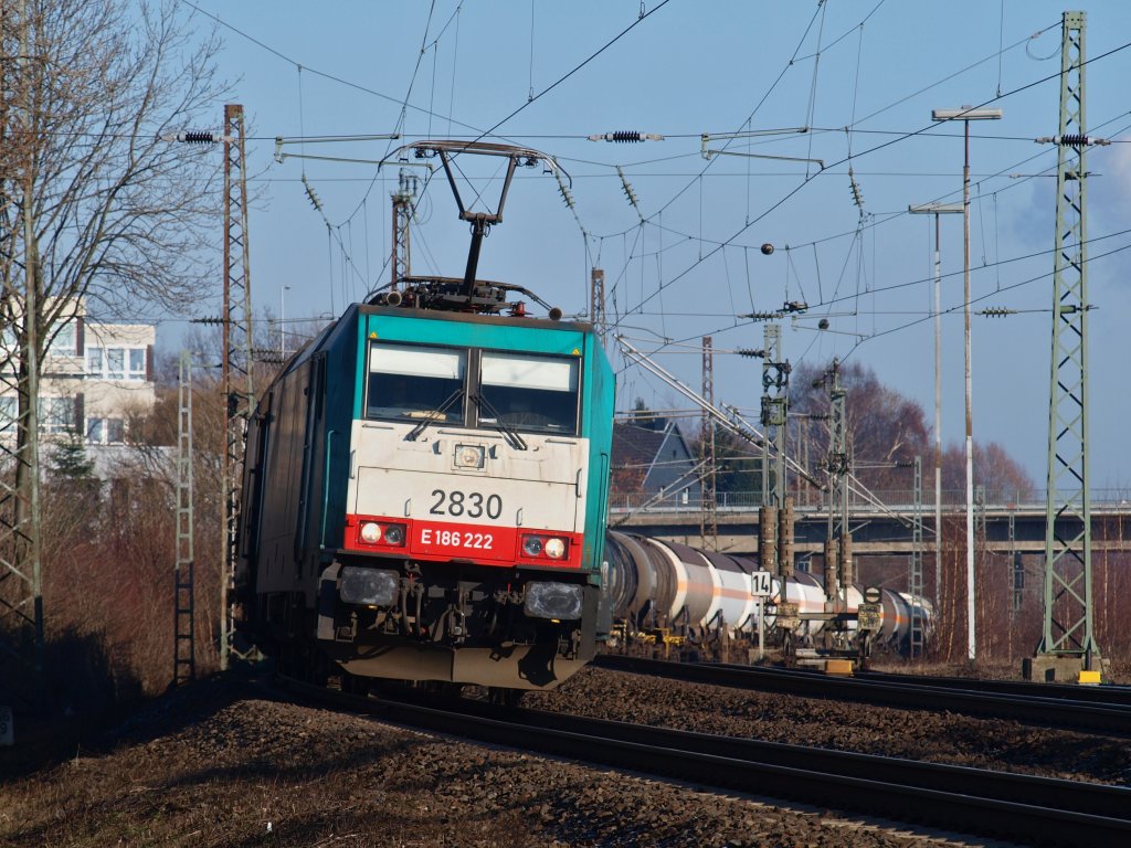 Cobra 186 222 (2830) zieht einen Kesselzug am 29.01.2011 von Gremberg kommend auf der KBS 480 bei Aachen Rothe Erde nach Aachen West. Dort wird umgespannt und es geht ber die Montzenroute weiter nach Belgien. 