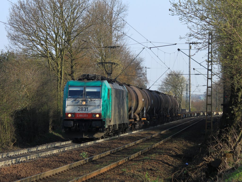 Cobra 186 223 (2831) zieht einen gemischten G�terzug die Rampe der Montzenroute von Aachen West zum Gemmenicher Tunnel hoch.