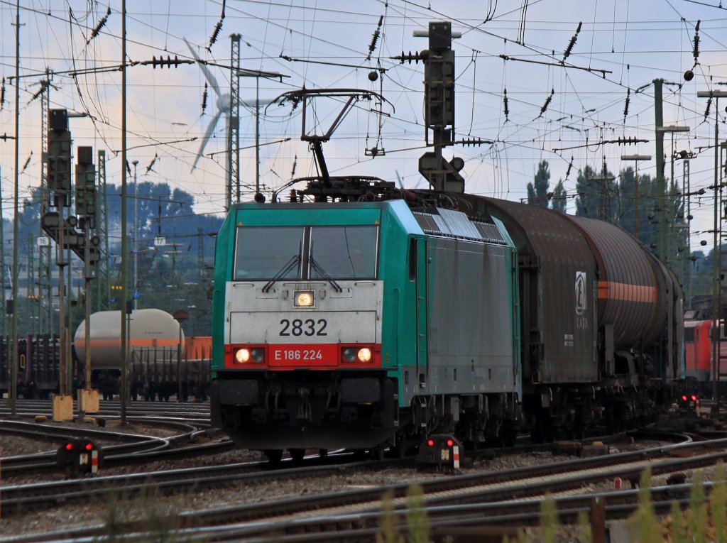 Cobra 186 224 (2832) am 13.09.2012 mit einem gemischten Gterzug bei der Abfahrt von Aachen West nach Belgien.