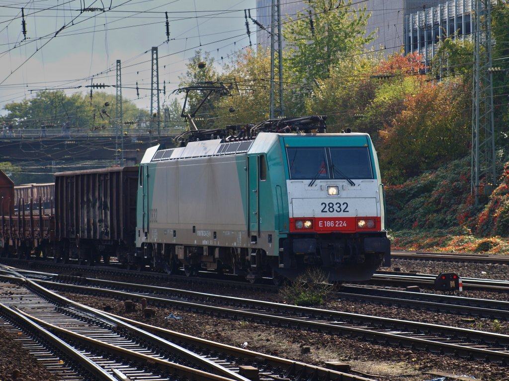 Cobra 186 224 rollt am 20.10.2010 mit einem gemischten Gterzug die letzten Meter der Montzenroute in Aachen West ein.