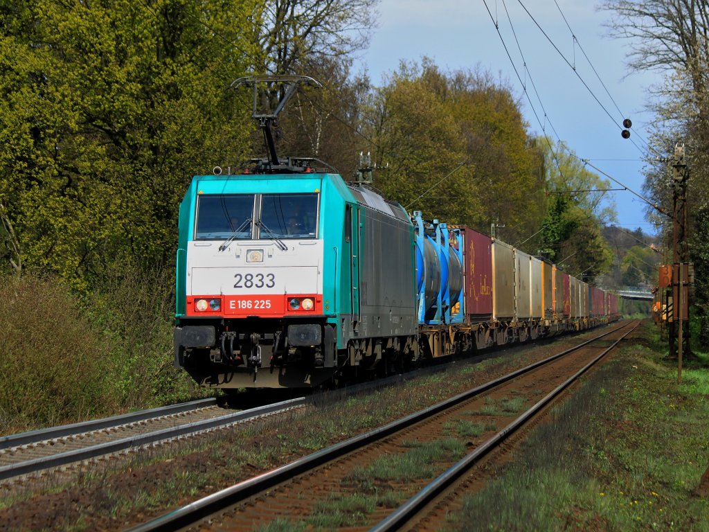 Cobra 186 225 (2833) kraxelt am 22.04.2012 mit einem Containerzug am Haken die Rampe von Aachen West nach Belgien hoch.