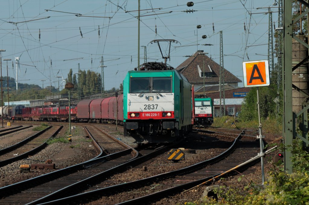 Cobra 186 229-1 (2837) am 24.09.2011 mit einem gemischten Gterzug bei der Ausfahrt aus Aachen West. Im Hintergrund rechts steht noch 186 221 (2829)