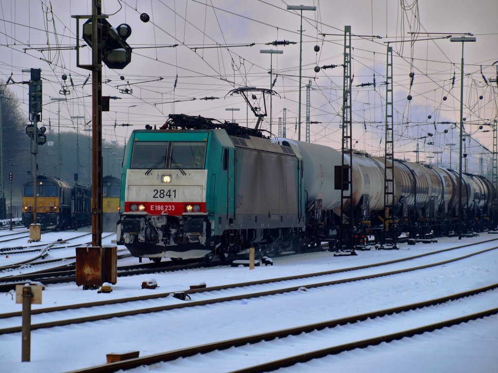 Cobra 186 233 (2841) am 02.12.2010 mit einem Kesselzug in Aachen West auf dem Weg nach Kln Gremberg. Die beiden Class66 links im Bild (PB18 und PB01) warten mit leeren Autotransportzgen auf Streckenfreigabe um ber die Montzenroute nach Belgien zu fahren. 