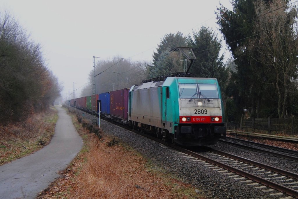 Cobra 2809, E 186201 mit einem Seekistenzug am 1.3.12 vor bach - Palenberg in Richtung aachen unterwegs.