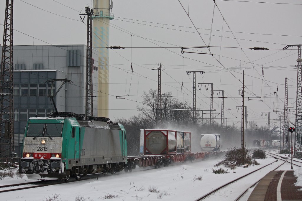 Cobra 2815 (E 186 207) am 15.1.13 mit einem KV in Duisburg Hbf.