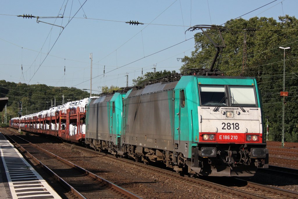 Cobra 2818 (E186 210) zog am 23.8.12 die Cobra 2829 (E186 221) und einen Autozug durch Kln-West.