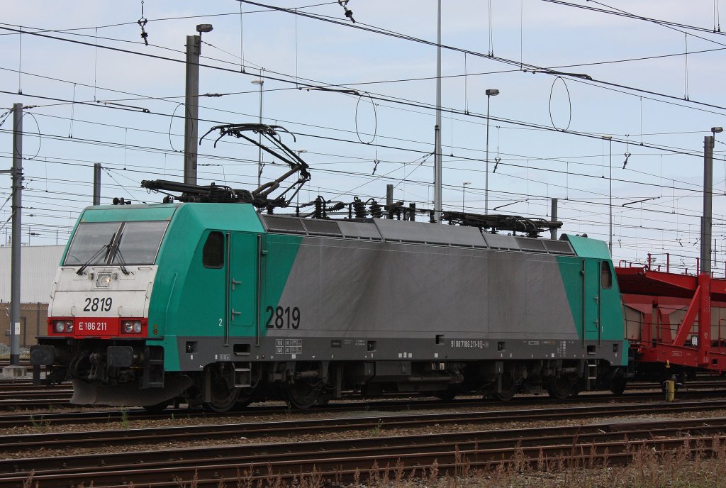Cobra 2819 (E 186 211) stand am 20.7.12 abfahrbereit mit einem Autozug im Autohafen von Zeebrgge.