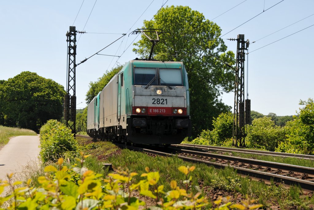 Cobra 2821 mit Schwesterlok als Lokzug unterwegs nach Aachen-West. Aufgenommen am 02/06/2011 am Gemmenicher Weg in Aachen. 