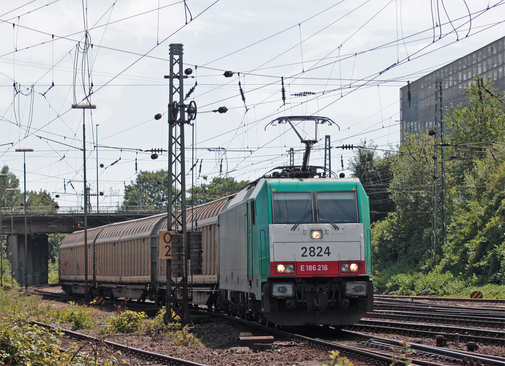 COBRA 2824 mit einem Gterzug aus Kln kommend bei der Einfahrt in Aachen-West Gbf, 20.7.10