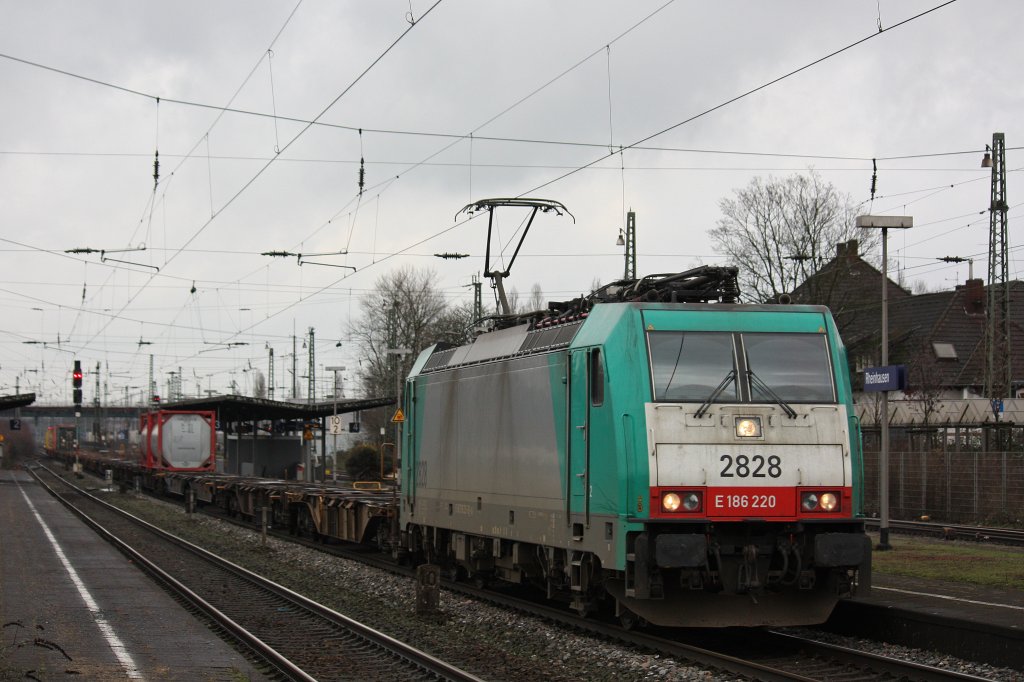 Cobra 2828 (E 186 220) am 2.2.13 mit einem KLV in Rheinhausen.