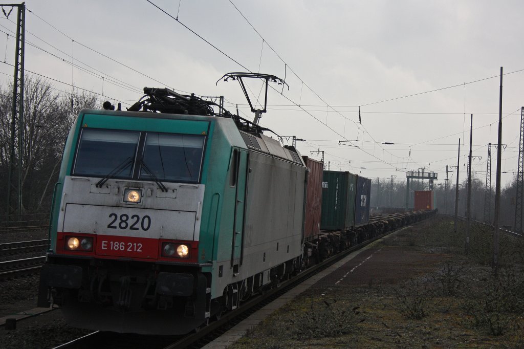 Cobra 2828 (E186 220) am 16.2.13 mit einem KLV in Krefeld-Uerdingen.